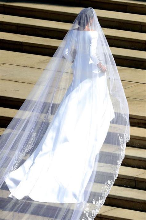 Herzogin meghan markle enthüllt wenige monate nach der hochzeit details über ihr traumhaftes brautkleid. Das Hochzeitskleid von Meghan Markle: Wunderschön ...