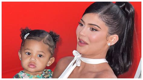 Kylie Jenners Daughter Stormi Webster Sings ‘rise And Shine In New Clip Sheknows
