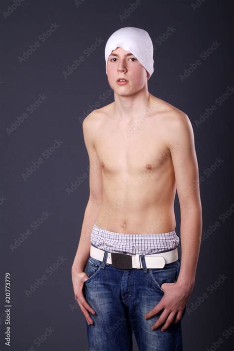 Jugendlicher Mann Oberkörper Frei Porträt Photos Adobe Stock