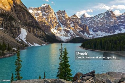 Moraine Gölü Ve Kanada Rocky Mountain Peaks Banff Ulusal Parkı Stok