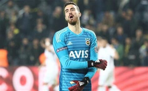 El ele yürürken karşılarında gazetecileri bulan ikili objektiflere gülümsedi. Harun Tekin Kimdir? Kaç Yaşında ve Nereli