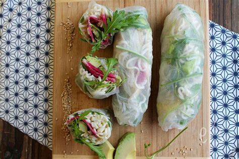 Recettes des rouleaux de printemps. Rouleaux de printemps aux nouilles, avocat et radis red ...