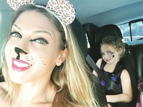 Ego Sheila Mello Posa Fantasiada De Gatinha Com A Filha Brenda Notícias De Carnaval 2017