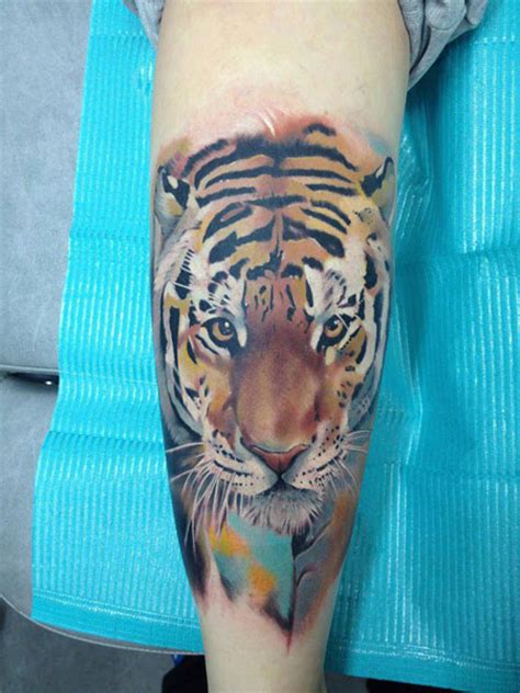 Cuando te decimos que el tamaño de un tattoo no influye en su importancia o en lo relevante que puede ser para la persona o personas que lo llevan, nos referimos a que cualquier pequeño diseño puede servir para cosas importantes, por ejemplo | tatuaje-tigre