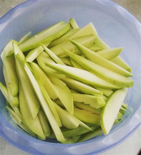 Simpan dalam peti ais semalaman sebelum makan. Cara Buat Jeruk Mangga Asam Boi Rangup, 'Confirm' Ketagih!