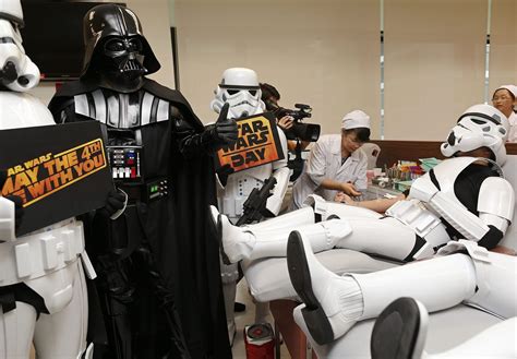 Po odběru krve se provádí další podrobné vyšetření, které zahrnuje zjištění krevní skupiny, rh faktoru a. Fotogalerie: Star Wars pro charitu: Netradiční dárci krve ...