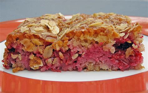 Die äpfel werden geschält, geachtelt, entkernt und in kleine stücke geschnitten. Sauerkirsch - Haferflocken - Kuchen von Eicki | Chefkoch.de