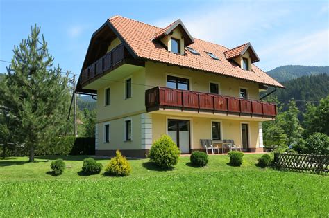 Todos los alojamientos cuentan con sofá. Villa Planina - Ground, 1st, loft left / right apts | Think Slovenia