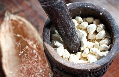 If you are new to the baobab tree and baobab fruit, please watch we are not saying the baobab fruit is some magic cure all, rather it is a very healthy addition to your diet. Le pain de singe, le fruit du baobab aux inombrables bienfaits