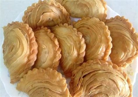 Biarkan sejuk sedikit sebelum dimasukkan ke dalam karipap. Resepi Kuih Karipap Pusing - iCookAsia | Asian Recipe ...