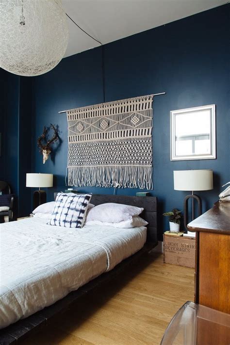 There are various little ways in which you can bring in the blue theme and with the varying black and white pattern seems to blend with blue seamlessly! Navy & Dark Blue Bedroom Design Ideas & Pictures