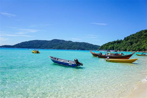 Perabot kayu dan cahaya yang terang menyinari semua unit, yang dilengkapi dengan tv, peti sejuk, sebuah. My Complete Guide to the Perhentian Islands, The Closest ...