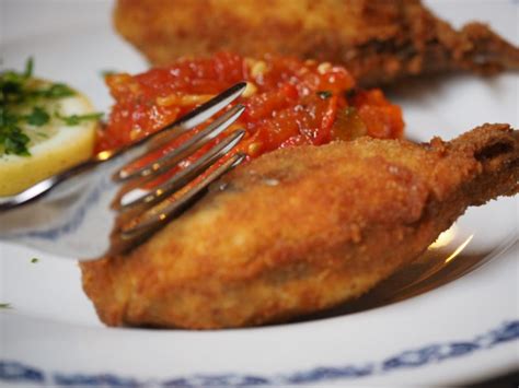 Da anni, ormai, le compro giù pulite nella mia pescheria di fiducia. Sarde a beccafico: ricetta autentica | Dissapore