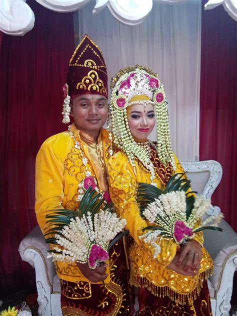 Genderang besar atau tambur yang berbentuk seperti dandang terbalik, digunakan untuk upacara ritual, khususnya sebagai pengiring upacara kematian, upacara memanggil hujan, dan. 4+ Pakaian Adat Kalimantan Selatan (NAMA, PENJELASAN, GAMBAR)