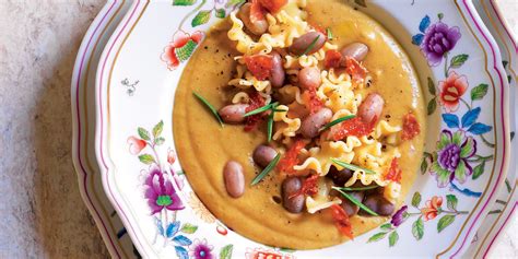 4 fette di pane raffermo 4 uova 1 cipolla peperoncino rosso piccante ricotta salata olio extravergine di oliva sale. Ricetta Pasta e fagioli, la ricetta buonissima - La Cucina ...