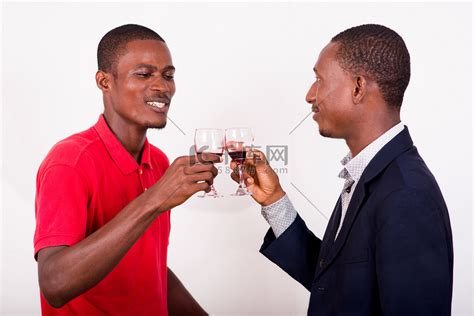 两个快乐的男人举杯敬酒高清摄影大图 千库网