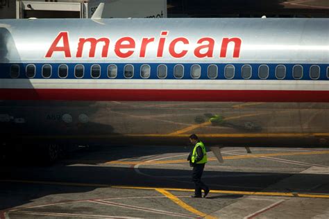 Witnesses reported that the two women were using racial slurs when a male passenger asked them to stop using. Suspenden vuelo en Phoenix después de que mujeres lanzaran ...