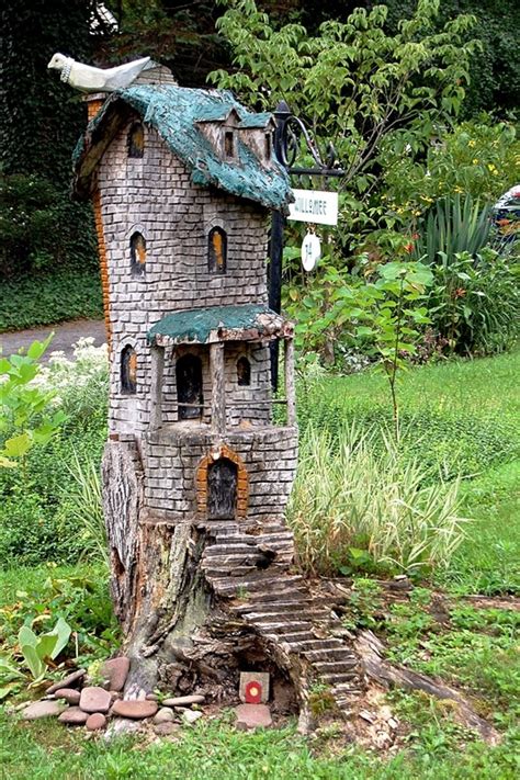 - ayra: Tree stump carving fairy house