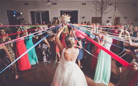 Nuestro catálogo ofrece una amplia variedad de ramos de flores, cestas de plantas, cestas de flores, orquídeas, ramos de rosas, ramos de novia y flores para bodas, coronas y arreglos de flores para funerales. 6 ideas para entregar ramo novia | Bailedenovios