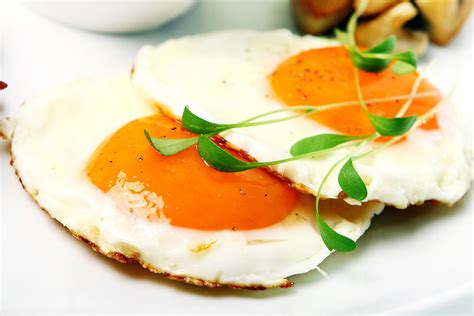 Igual de rico y más sano. 3 consejos para COCINAR HUEVOS FRITOS en el microondas