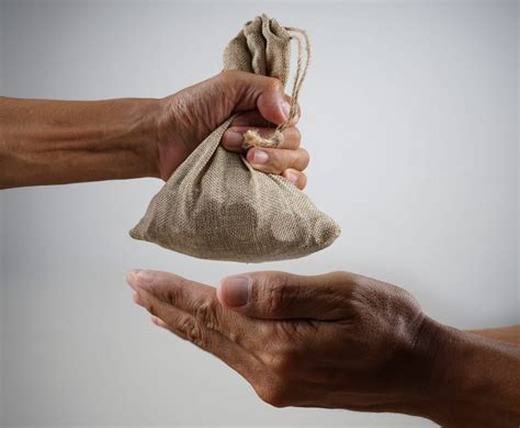 Siapa saja orang yang berhak menerima zakat tersebut? 8 Orang yang Wajib Menerima Zakat, Siapa Saja? - Umroh.com