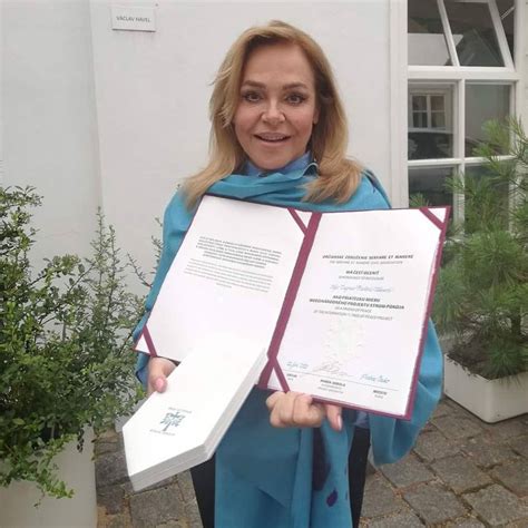 1953) se v roce 1997 se stala manželkou tehdejšího českého prezidenta václava havla a první dámou české republiky. Strom pokoja | Dagmar Havlová - Veškrnová