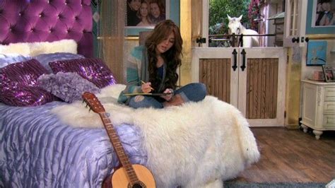 .miley cyrus on the sets of hannah montana the movie! Hannah Montana bedroom | h o m e | Pinterest | Bedrooms ...