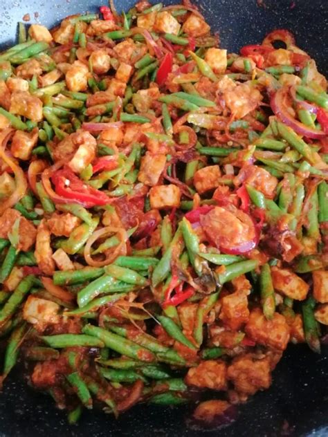 Nasi bogana disediakan dengan membentangkan daun pisang lebar di sebuah pinggan, dan memenuhinya dengan nasi. Resepi Sambal Goreng Tahu Tempe Kacang Panjang : Tumis ...