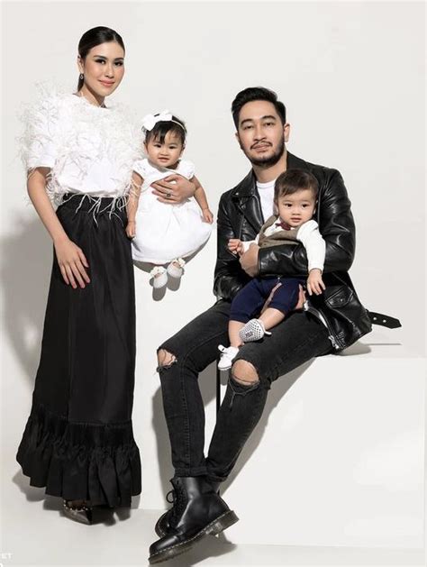 12 Ide Model Baju Couple Keluarga Modern Ala Seleb Jessica Iskandar