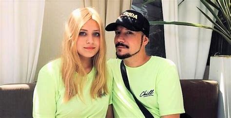 Zpěvák, jehož záliba v mladých dívčinách je nepřehlédnutelná, se nejenže brzy stane otcem, ale s nezletilou lucinou (17) také plánuje veselku. Bohuš Matuš a jeho nezletilá milenka chtějí svatbu i dítě ...