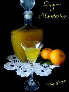 Il mandarinetto o liquore al mandarino è una ricetta della tradizione italiana, ideale da bere come fine pasto o come in tantissime pasticcerie è ottimo da utilizzare per aromatizzare dolci o macedonie. Liquore al mandarino fatto in casa ricetta