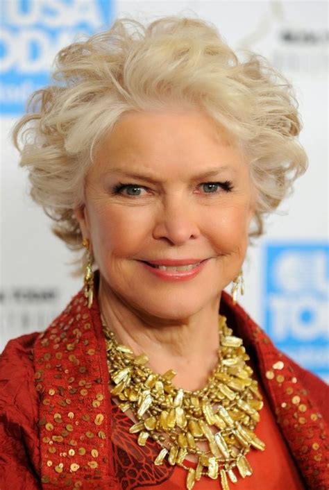 This will certainly support you look more healthy and fit at the age of 70. 70 Classy and Simple Short Hairstyles for Women over 50