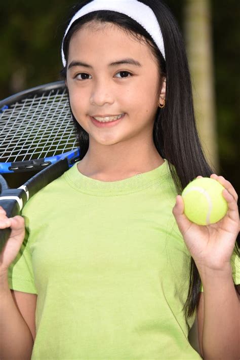 Sporty Filipina Girl Tennis Player Ler Med Tennis Racket Fotografering För Bildbyråer Bild Av