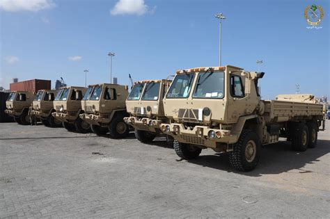 بالصور الجيش اللبناني وصول باخرة محملة بـ15 شاحنة عسكرية إلى مرفأ بيروت من ضمن برنامج الهبات