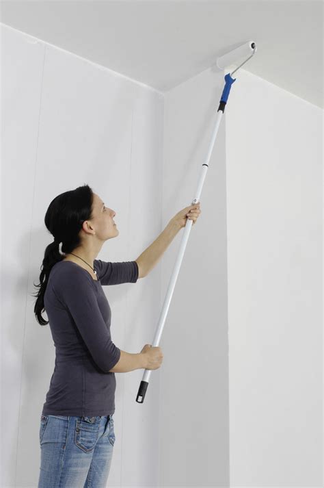 Streichen sie die decke und ein breites band entlang der wände in einer helleren farbe, um geduckte räume höher wirken zu lassen. Wände richtig streichen | DIY Academy