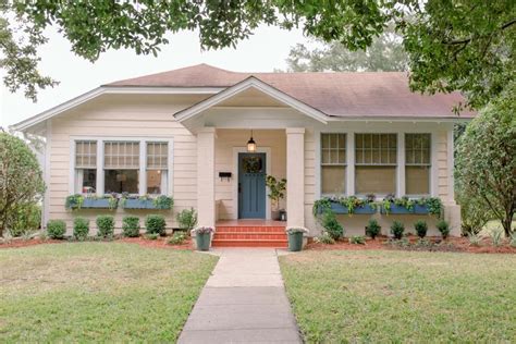 Curb Appeal Makeovers From Hgtvs Home Town Home Town Hgtv Home