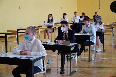 Sprzeciwiamy się powrotowi w tym roku szkolnym do nauki stacjonarnej i chcielibyśmy by nasz głos, głos wszystkich uczniów został i. Kiedy powrót uczniów do szkół? Dyrektorzy mają decydować ...