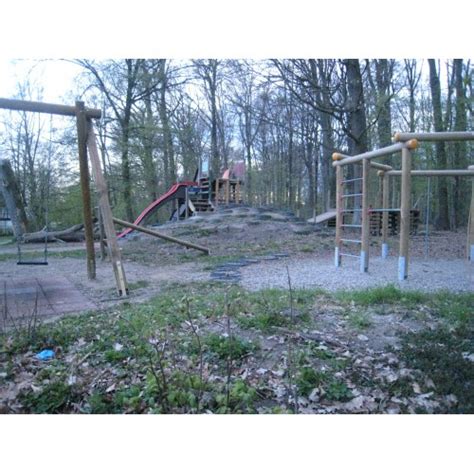 Clara zetkin haus in sillenbuch maifeier in tiefrot. Bild 9 zum Spielplatz am Clara Zetkin Haus in Stuttgart
