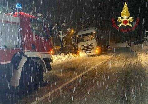 Condizioni neve in tempo reale. Sestola: camion fuori strada per neve, 60 cm al Passo ...