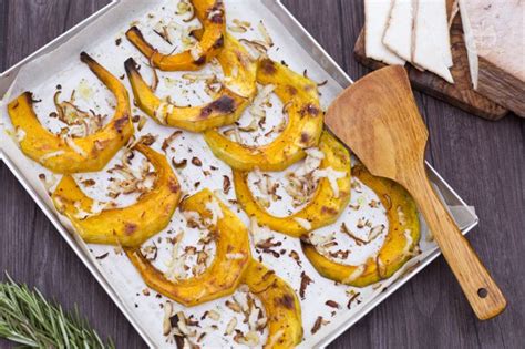 Si presta a innumerevoli preparazioni e oggi vedremo, nel dettaglio, come cucinarla al cartoccio, al sale, in padella e in umido. Ricetta Zucca gratinata con scaglie di ricotta affumicata ...