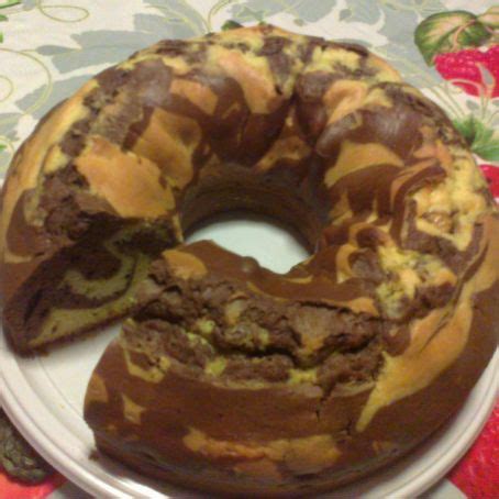 Questa ricetta è la versione alternativa al ciambellone al cioccolato fondente che avete sicuramente visto all'interno del blog (per sicurezza ecco il link della io ho preparato la versione classica, mentre lui la versione dove ha utilizzato l'eritritolo al posto dello zucchero, il latte di soia e la farina integrale. Ciambellone variegato al cacao con cuore di amaretti - (3.5/5)