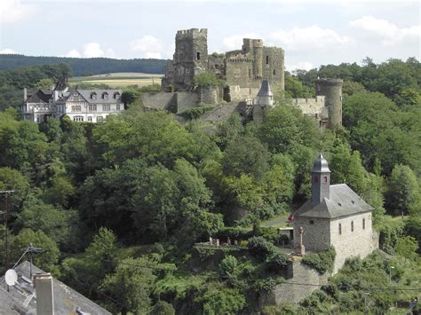It covers 19,846 km2 (7,663 sq mi) and has about 4.05 million residents. Burg Reichenberg (Rheinland-Pfalz) - Wikiwand
