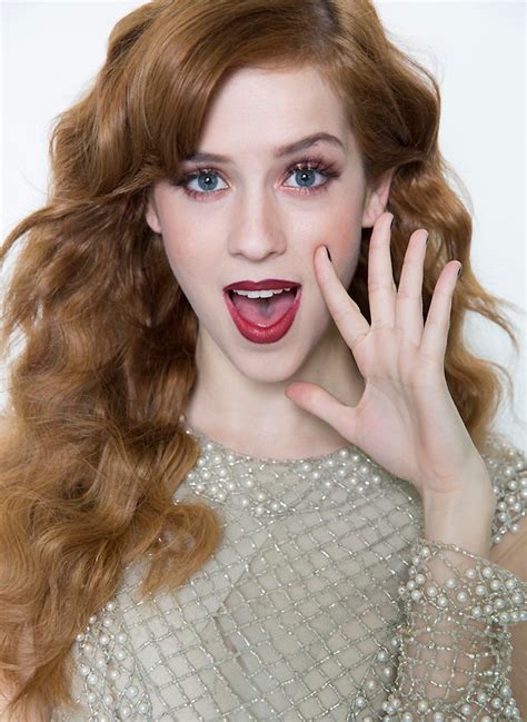 Sophia abrahão já havia feito alguns trabalhos na tv, mas foi alçada à fama em 2011, aos 19 anos, quando interpretou a patricinha alice albuquerque na novela rebelde, da tv record. Sophia Abrahão: "Temos que namorar a dois, de verdade ...