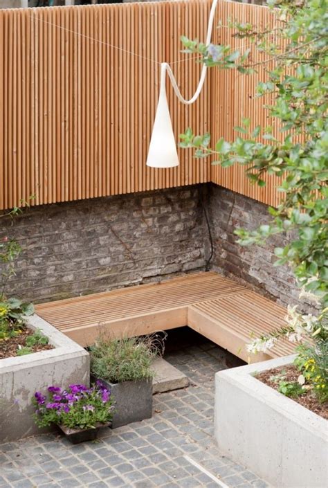 Sitzbänke im garten sorgen für eine ungezwungene, gesellige atmosphäre und laden zum ausgiebigen verweilen ein. sitzecke garten hinterhof gestaltung holz sitzbank holz ...