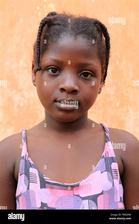 Jeune Fille Africaine Hi Res Stock Photography And Images Alamy