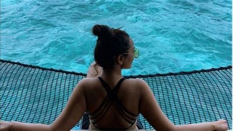 Sonakshi Sinha Burns Up Maldives In Swimsuit See Pic Movies News