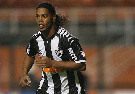 Mineirão, em belo horizonte (mg) árbitro: Bahia x Atlético-MG: Ronaldinho fora do jogo!