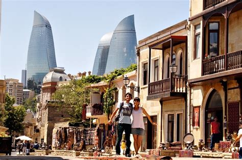 Limita al este con el mar caspio, al norte con rusia, al noroeste con georgia, al oeste con armenia y al sur con irán. Azerbaiyán: De dormir en la casa de la abuela a acampar en ...