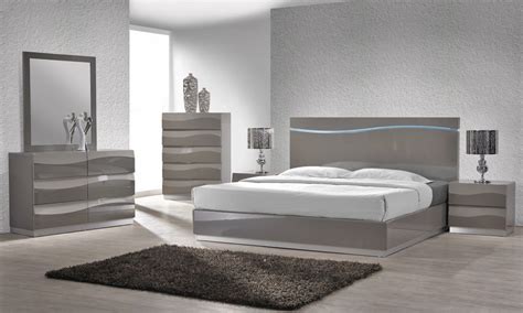 Lion Modern Grey Lacquered Platform Bedroom Set Star