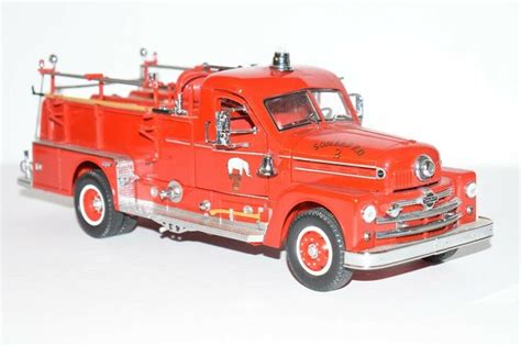 Fire Truck Signature Series Diecast Model 124 Scale Seagrave 750